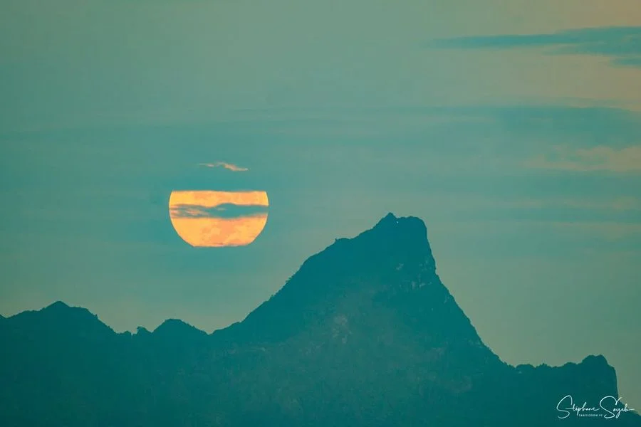 Ce matin aux aurores, la pleine lune s’est levée pile au-dessus de Mo’orea, enca...