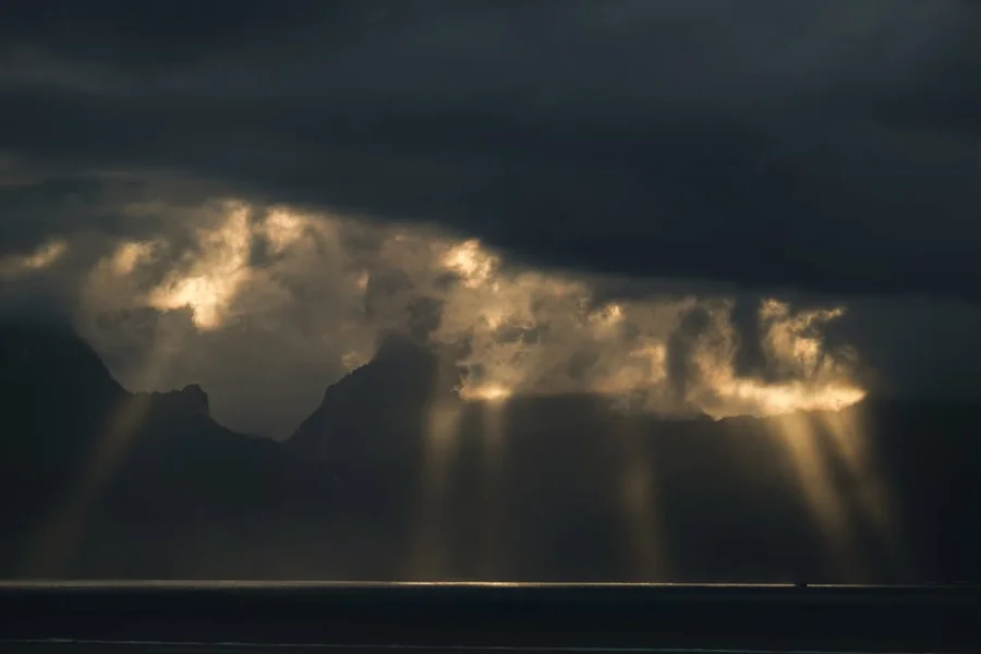 Au-dessus de Moorea, le ciel s’est entrouvert pour laisser passer quelques trait...